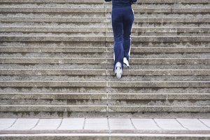 Combina tus pantalones deportivos con una chaqueta para tener un atuendo para la escuela con estilo.
