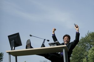 Si tú trabajas alegre mejorás el ambiente de trabajo en la oficina.