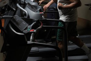 Caminar, trotar o correr en una cinta para correr puede ayudarte a quemar calorías.