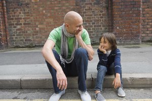 Practicar situaciones con tu hijo le ayuda a aprender habilidades de seguridad.