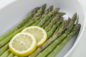 Los espárragos (asparagus) proveen mucho hierro junto con vitamina C para ayudarte a absorberlo.