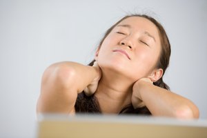 La rigidez en el cuello puede ser una molestia menor o síntoma de una enfermedad grave.