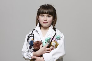 Los niños exploran la medicina a través del juego.