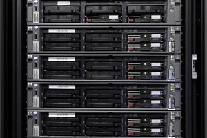 Los servidores gestionan redes y procesan simultáneamente tareas y datos desde las computadoras.