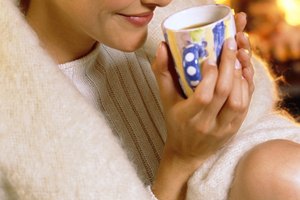 El té de raíz de regaliz es un remedio a base de hierbas dulces y calmantes para las membranas mucosas secas irritadas, tos, dolor de garganta y malestar de estómago.
