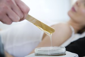 La depilación con cera puede causar pelos encarnados.