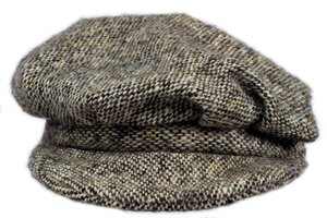 Usa una gorra de tweed para rematar tu vestimenta.