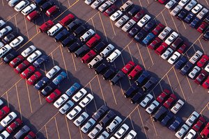 También podrías darle pistas que lo lleven a una concesionaria de carros.
