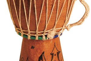 Muchos tambores africanos tienen forma de reloj de arena.