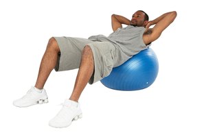 Los abdominales en una bola de ejercicio pueden ayudar a dar forma a tus abdominales.