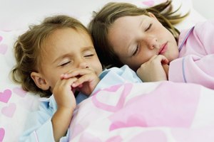 Ajusta las horas de dormir de acuerdo a las edades de tus hijos.