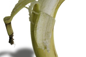 Comer alimentos altos en potasio como plátanos puede ayudar a eliminar el exceso de sodio del cuerpo.