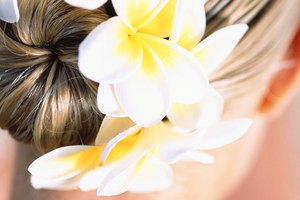 Arregla tu moño añadiendo flores, broches para el cabello u otros accesorios.