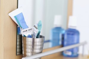 Una higiene oral adecuada ayuda a mantener sanos los dientes de tu niño y que su aliento huela a fresco.