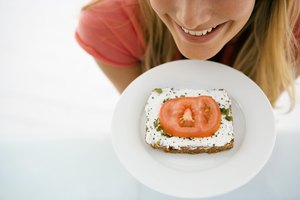 Un simple sándwich con tomate, queso crema bajo en grasa y albahaca pueden hacer una comida muy satisfactoria.