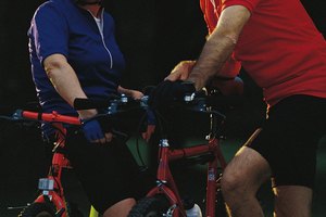 Los reflectores permiten a los automovilistas verte mientras andas en bicicleta por la noche.