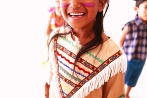 Tu hijo podría crear un disfraz de nativo americano para usar durante una danza.