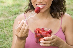 Toma como aperitivo frutas bajas en calorías, como las fresas.