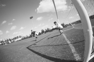 El área interna en la zona de gol está directamente frente a la red.