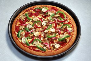 Una bandeja para pizza perforada te permite hacer una corteza de pizza crujiente.