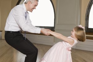 Muy a menudo, la comunicación entre el padre y su hija existe más allá de las palabras.