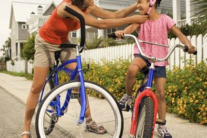 Trata de hacer variadas y divertidas las sesiones de ejercicio físico para los pequeños.
