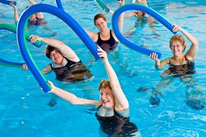Si los rodillos te parecen muy duros, puedes usar un gusano de piscina para hacer los masajes y ejercicios.