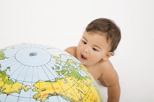 Los niños pequeños tienen un gran mundo para explorar.