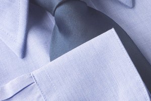 Pretrata las manchas de aceite vegetal antes de lavar tu camisa de mezcla de algodón.