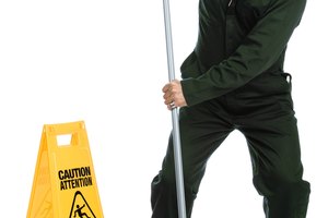 La postura correcta te puede ayudar a prevenir problemas de la espalda en el trabajo.