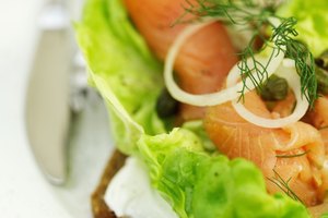 Un filete de salmon a la parrilla y ensalada.