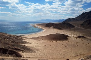 Recorre el Mar Rojo donde el desierto colorido de Israel se une con el agua.