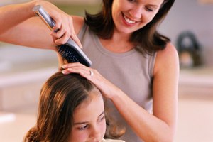 Peinarse regularmente propaga aceites naturales para hacer que el cabello brille y esté protegido.
