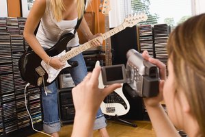 Si tu adolescente está enganchado en las películas y la música, considera montar una sala con temática de entretenimiento.