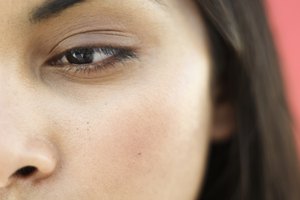 Los aceites son una de las más antiguas, si no la más antigua, de las sustancias utilizadas para el cuidado de la piel.