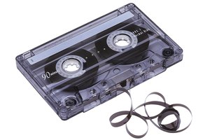 La desmagnetización regular de los reproductores de cintas previene que los casetes se enreden al reproducirlos.