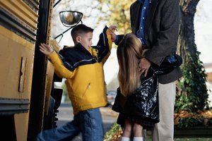 Manten a los niños informados acerca de cuál de los padres van a estar en el cuidado de niños.