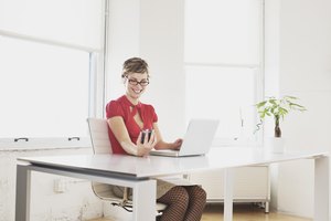 Estar sentado en el escritorio todo el día puede rigidizar las piernas