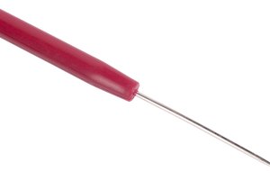 Utiliza una lezna para hacer los agujeros para las costuras y no un punzón de cuero.