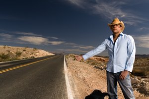 Mantente en los senderos y caminos mantenidos, no recojas a nadie en las autoestopistas ni te pongas en contacto con personas que no parecen estar en una caminata recreativa o montando a caballo.
