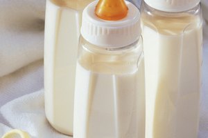 La fórmula en base a leche de vaca es una causa común de erupciones en la cara de los bebés.