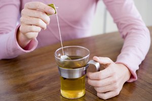 Puedes preparar té de hinojo a partir de sus semillas o comprarlo ya en saquitos con semillas de hinojo maduras.