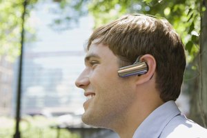 Utiliza un auricular bluetooth mientras el teléfono se encuentra en el bolsillo.
