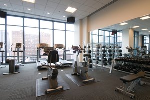 Incluso los gimnasios simples ofrecen mucha variedad para ejercitarte.