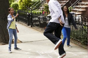 Jugar con tus hijos te puede ayudar a quemar calorías.