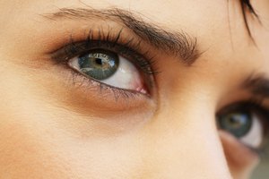 Usa a diario un tratamiento facial casero hasta que las ojeras desaparezcan.
