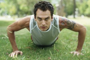 Las flexiones de brazos son un ejercicio de peso corporal que trabaja tu tren superior y tu abdomen.