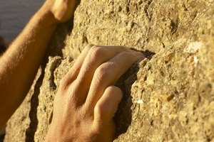 Escalar a mano abierta puede reducir los riesgos de lesiones.