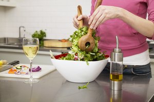 Puedes rociar aceite de chía en tus ensaladas.