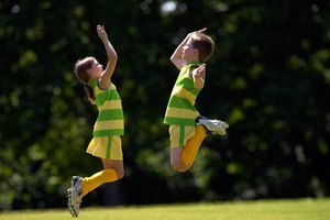 Los deportes son divertidos y contruyen confianza en los niños.